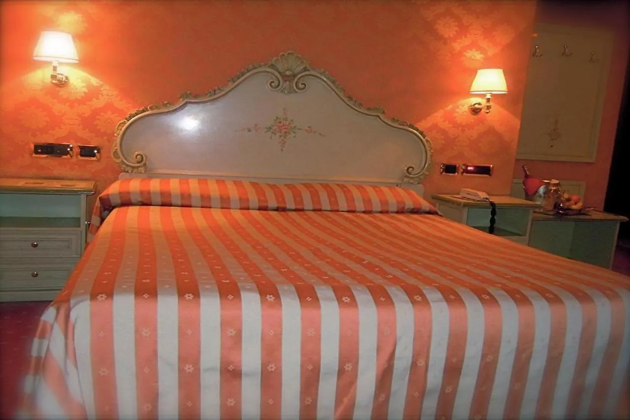 Hotel Lux Venice 3*,