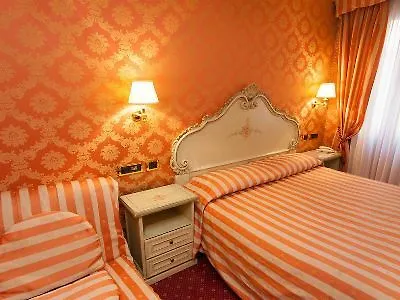 Hotel Lux Venice 3*,
